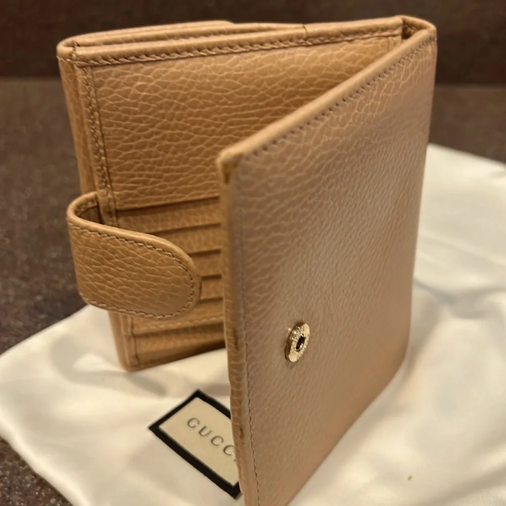 Gucci Compact Beige Leather Wallet with Gold Logo - Picture 6 of 9
